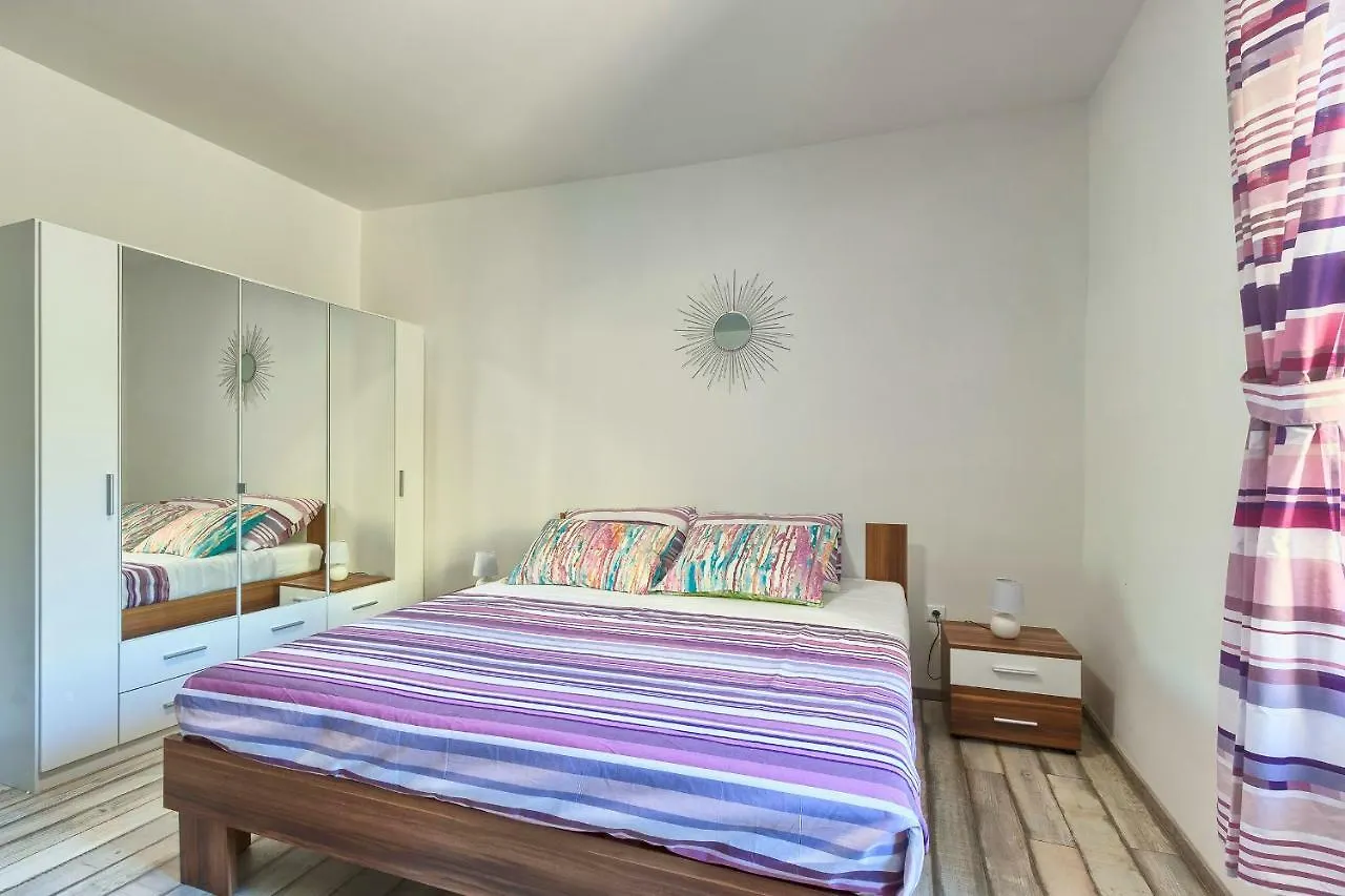 Apartment Amfiteatar Moris プーラ